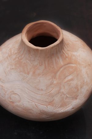 Vas ceramic cu gât îngust și decorație simbolică incizată elegant. Din lut ars.